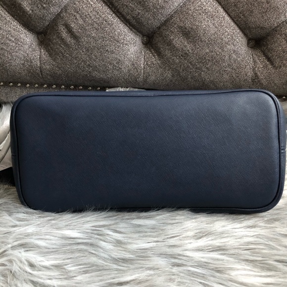 Michael Kors Jet Set Bag - Picture 3 of 10